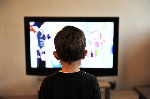 chlapec u televize
