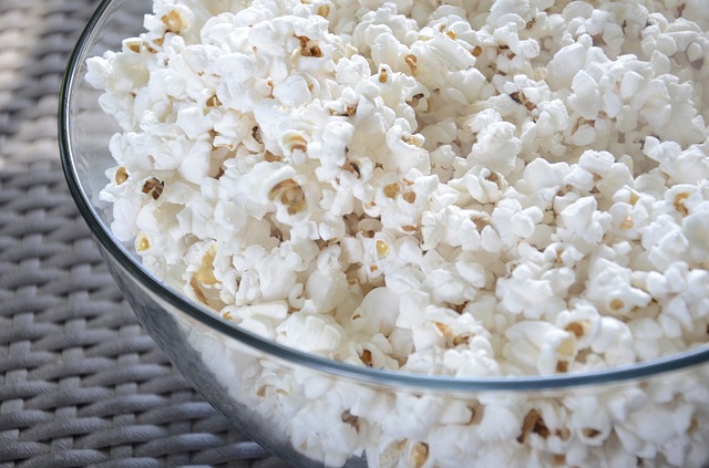 popcorn v misce