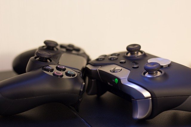 ovladače Xbox, PlayStation